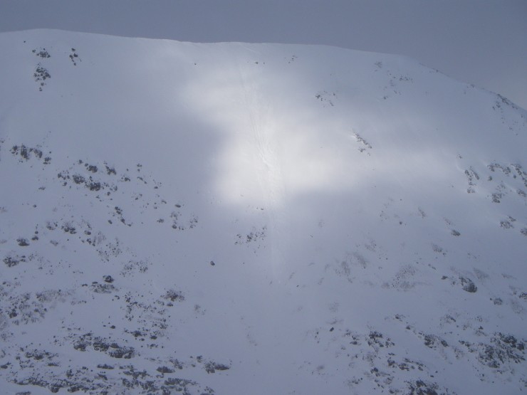 A recent avalanche (down through the patch of sun light) on Creise. 