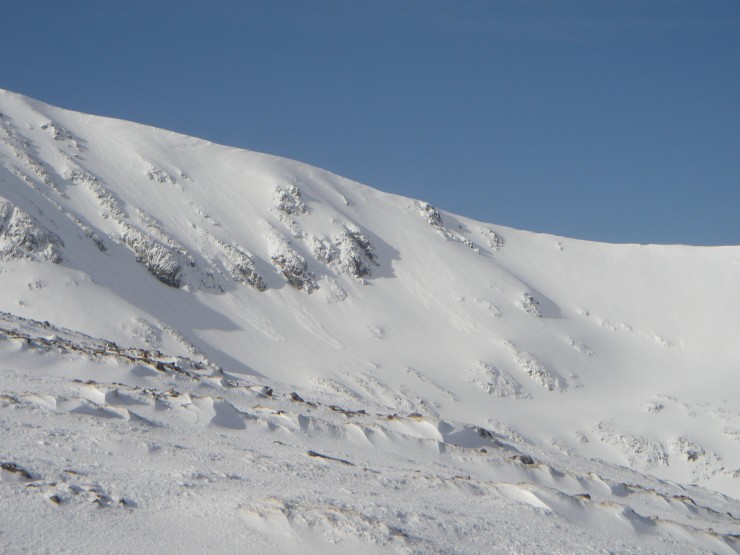 A couple of small overnight avalanches of Creise